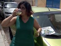 71. Junto a un coche verde, vestido de verde, tomando una bebida verde y mostrando medio kiwi por el lado verde.