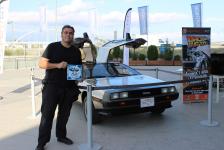 67. Junto a un coche DeLorean.