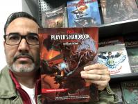 04. Con el manual del jugador de Dungeons & Dragons 5ª edición, que no sea la edición en inglés.