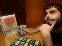 69. Con un set de cinco cartas de un juego de cartas coleccionables (Yugioh / Magic / Hearthstone / Bang! /...) que represente a l@s cinco organizador