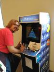 71. Jugando en una máquina recreativa un videojuego de al menos 30 años de antigüedad (Pacman, Donkey Kong, Space Invaders, etc...)