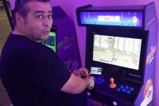 71. Jugando en una máquina recreativa un videojuego de al menos 30 años de antigüedad