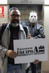 64. Junto al letrero indicativo de la planta 13 de un edificio, con otra persona caracterizada como Jason de Viernes 13 detrás de ti.