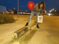 4. Con un globo rojo que flote sobre una alcantarilla, mientras lo miras con cara de verdadero horror.