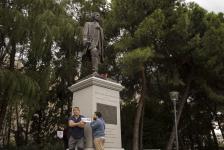 34. Junto a una estatua de Blas de Lezo.