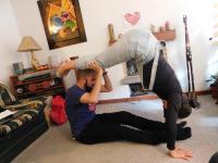 16. En una postura de acroyoga en pareja.