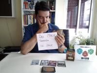 41.- Con un mazo de cartas de Magic y un cartel donde se pueda leer 