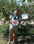 36. Junto al tronco de un árbol que tenga pegado un cartel de 