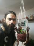 74.Junto a una planta carnívora.