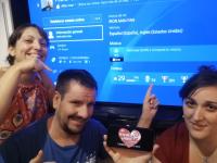 91. Con alguien que tenga al menos 10 trofeos de platino en el perfil de la Play Station. En la foto debe salir además la imagen del perfil con dichos