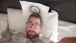 60 - En la cama, tapado por N mantas y/o colchas y que estas se puedan diferenciar bien. Siendo N el número de días transcurridos desde el inicio de l