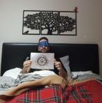 60 - En la cama, tapado por N mantas y/o colchas y que estas se puedan diferenciar bien. Siendo N el número de días transcurridos desde el inicio de l