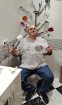 4 - Sentado en un trono que parodie el trono de hierro de juego de trono