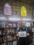 38 - En algún lugar donde haya una vidriera de temática friki