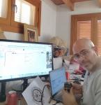 51 - Haciendo una actividad lúdica al mismo tiempo que estás en una videoconferencia de trabajo disimulando dicha actividad.