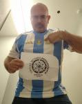 30 - Con una camiseta de fútbol de alguna selección que tenga el parche de campeón del mundo