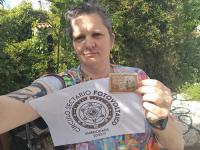 3 -    	    Con un billete que no esté en servicio emitido por una casa de moneda oficial.