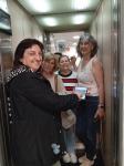 73.- En un ascensor, con un mapa del tiempo y recitando la previsión a quienes lo estén usando