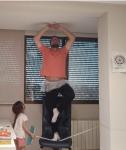 [VIDEO 5] - Imitando la pose de una bailarina de una caja de música subido en el palo de una escoba mientras otra persona te hace girar. Imprescindibl