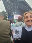 31.En un concierto, en medio de la multitud, con un cartel que diga 