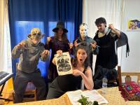 040 Junto a N personas disfrazadas de personajes de terror. (Siendo N=El número de semanas de Umbrionada +1)