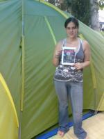 41.- En un camping con la tienda montada.