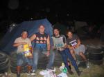 41.- En un camping con la tienda montada.