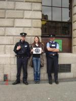 16.- Con policia de uniforme. No español.