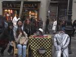 4 chicas acojonadas por una cabeza plateada