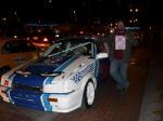 14. Apoyad@ en un coche de rally