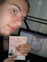 71. Un ciudadado ruso con el pasaporte en la mano y que se vea que es él.