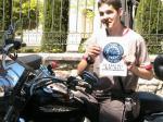 99. En una Harley Davison.