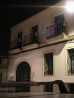 137.- Un edificio de al menos tres plantas, con el logotipo del equipo colgado de cada uno de los balcones que se vean.